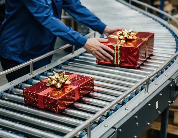 Firefly_ein Weihnachtsgeschenk liegt auf einem Transportband im Logistikzentrum, eine Mitarbe 434288